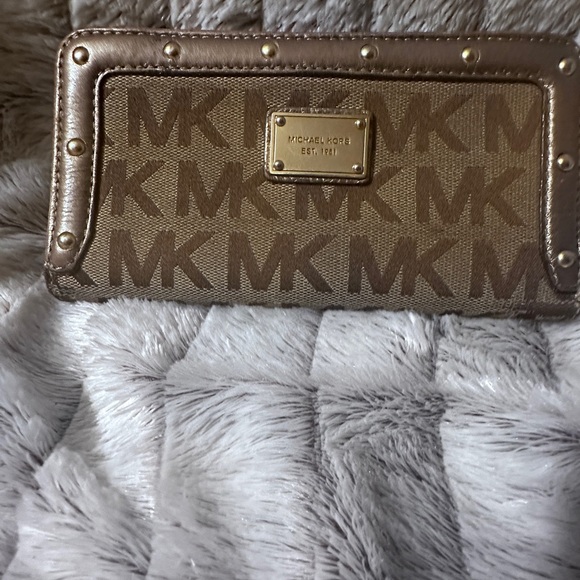 Michael Kors wallet EUC - Picture 1 of 6